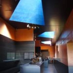 Museum Oteiza Interieur Museum Oteiza. Altijd een feest om hier weer te komen. Bijzonder gebouw in bijzondere kleuren en 3 prachtige lichtkokers op het dak zorgen voor prima daglicht.