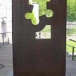 Lizardiren leihoa, ijzer Sculptuur van Chillida geplaatst in 1983 in Tolosa. Te zien vanuit een straat in het centrum van de stad die uitzicht biedt op de rivier Orio.