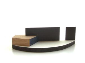 Ruimtelijke constructie Massief eikenhout,plaatmateriaal en verf. 36 X 18 X 10 cm.