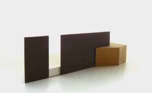 Ruimtelijke constructie Massief eikenhout,plaatmateriaal en verf. 36 X 18 X 10 cm.